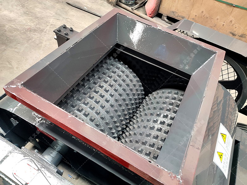 双齿辊与光面辊差异解析：煤矸石破碎该选哪种对辊设备？